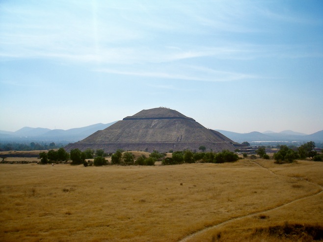 Piramide del Sol Far